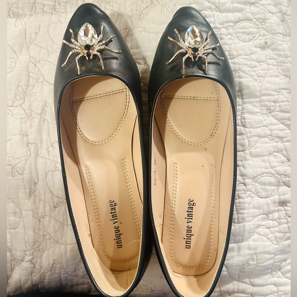 Size 10 women’s unique vintage flats with jewel spider